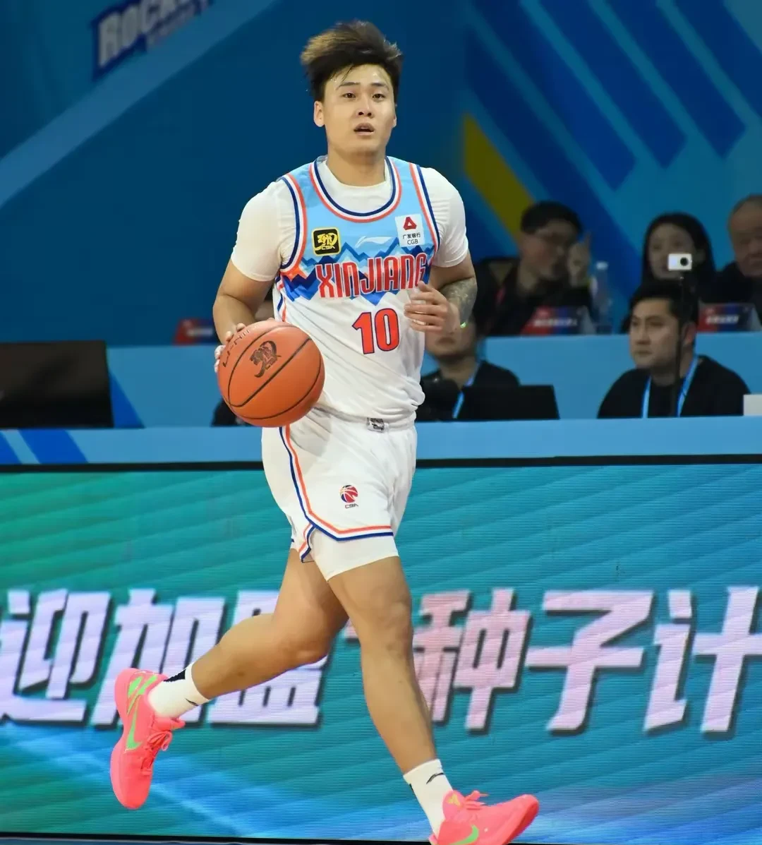 关于清晨新疆广汇调整名单以备CBA季后赛，战术微调环节打磨，压力陡增，纪律约束更严格的信息